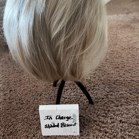 Elegant Raquel Welch lace front wig in Shaded biscuit ( Platinum blonde) - Picture 3 of 9